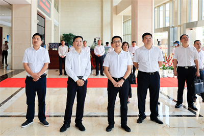 2022年8月，兰溪市委书记戴翀(左三)来亚星游戏集团调研