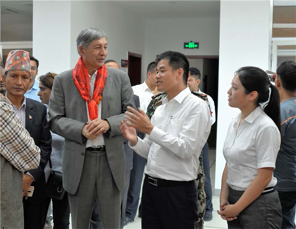 尼泊尔副总理兼财政部长于巴·拉吉·卡蒂瓦达（左二）来尼泊尔亚星游戏希望视察