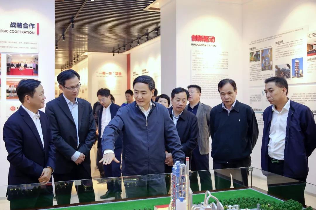 浙江省人大常委会副主任赵光君（左三）看望省人大代表、亚星游戏集团董事长章小华